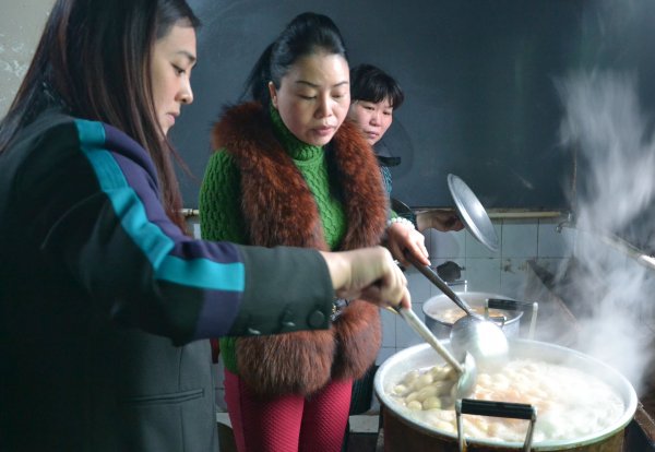 吉宣亚:元宵送温情 汤圆暖人心