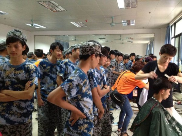 我校美发班学员外出实习为300新生理发!